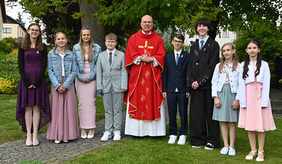 Copyright: Egon WEISSHEIMER, 16.05.2025 Sallingberg, Firmung am 17. Mai 2025 in der Pfarrkirche Sallingberg, Firmspender Prior  Pr?lat Conrad M?LLER aus dem Stift Geras, Chor Dr?ber & Drunter, Musikverein Sallingberg, B?rgermeisterin Cornelia JUSTER,