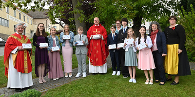 Copyright: Egon WEISSHEIMER, 16.05.2025 Sallingberg, Firmung am 17. Mai 2025 in der Pfarrkirche Sallingberg, Firmspender Prior  Pr?lat Conrad M?LLER aus dem Stift Geras, Chor Dr?ber & Drunter, Musikverein Sallingberg, B?rgermeisterin Cornelia JUSTER,