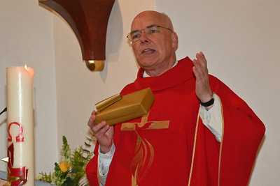 Copyright: Egon WEISSHEIMER, 16.05.2025 Sallingberg, Firmung am 17. Mai 2025 in der Pfarrkirche Sallingberg, Firmspender Prior  Pr?lat Conrad M?LLER aus dem Stift Geras, Chor Dr?ber & Drunter, Musikverein Sallingberg, B?rgermeisterin Cornelia JUSTER,