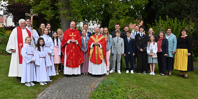 Copyright: Egon WEISSHEIMER, 16.05.2025 Sallingberg, Firmung am 17. Mai 2025 in der Pfarrkirche Sallingberg, Firmspender Prior  Pr?lat Conrad M?LLER aus dem Stift Geras, Chor Dr?ber & Drunter, Musikverein Sallingberg, B?rgermeisterin Cornelia JUSTER,